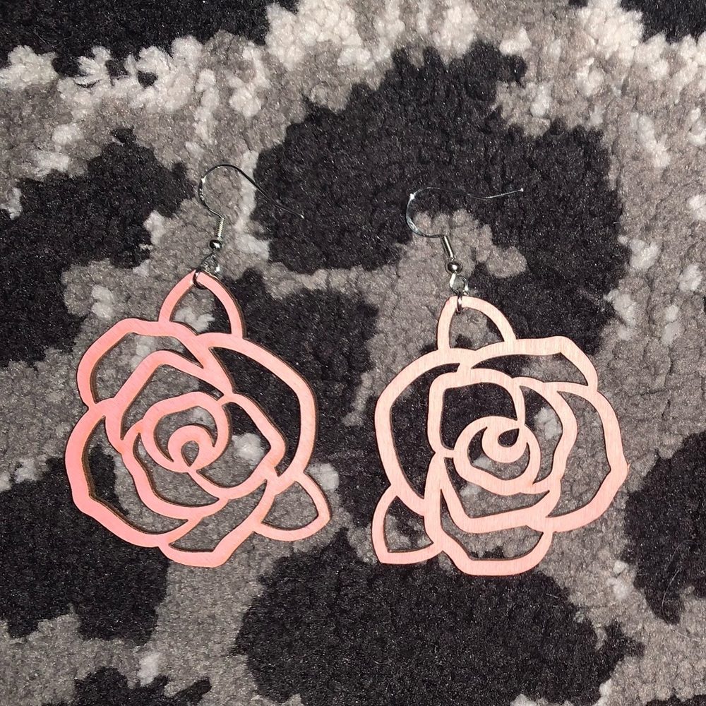Wooden Rose Earrings. 💖🌹